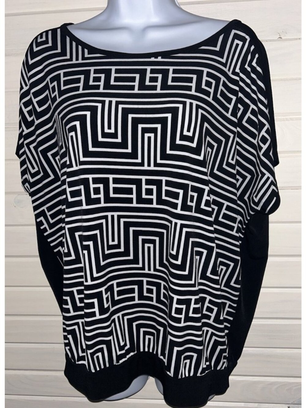 Chicos Sz 2 (LARGE) Black Geo Print Tunic Top Stretch Dolman Sleeve EUC